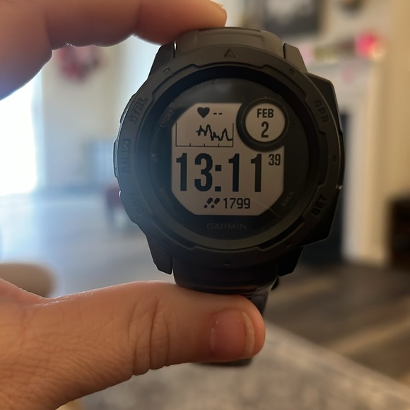 Garmin instinct watch comes with a charger - Picture 3 of 4